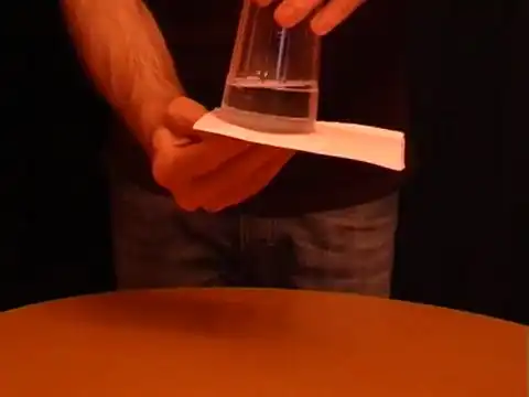 Неудачный трюк со стаканом воды и ноутбуком