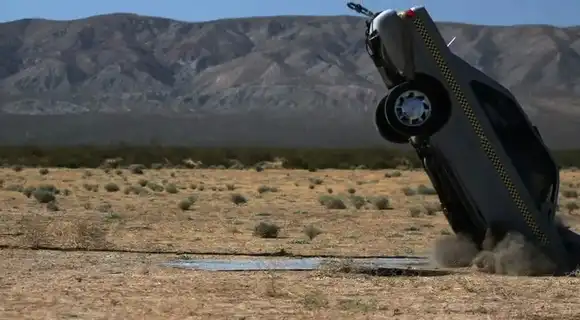 Автомобиль в замедленном падении.