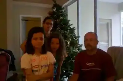 Две сестрички получили на Рождество поездку в Диснейленд