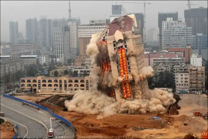 Взрыв многоэтажного здания в Китае (мини пост)