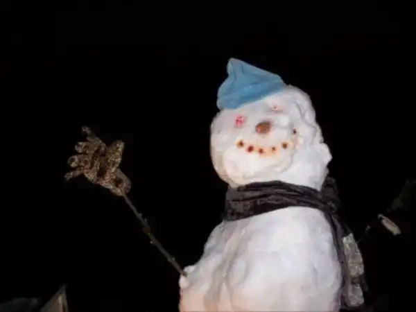 Страшный снеговик в окне