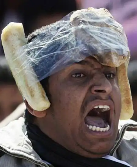 Самодельные каски и шлемы египетских демонстрантов