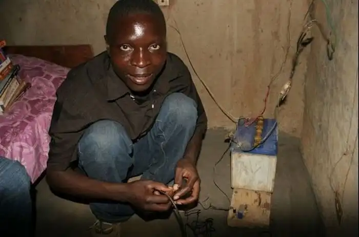 Африканец построил из мусора ветряную электростанцию