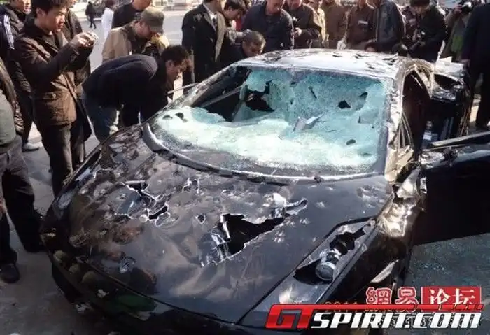 Преднамеренное уничтожение Lamborghini Gallardo в Китае
