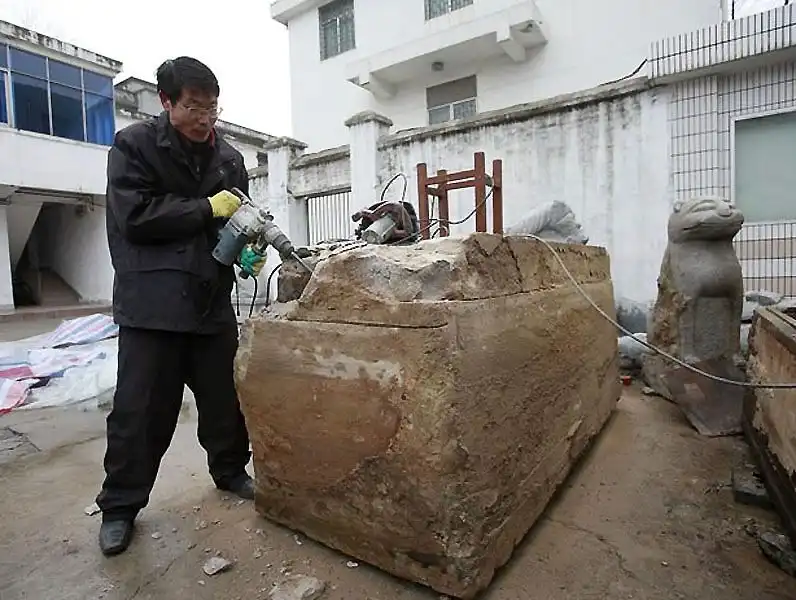 В Китае строители нашли мумию