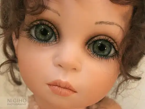 Загляни в глаза кукле...