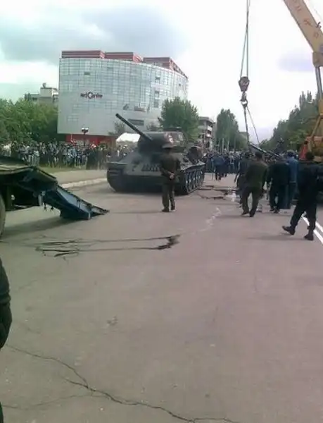 В Киргизии в День победы перевернулся танк
