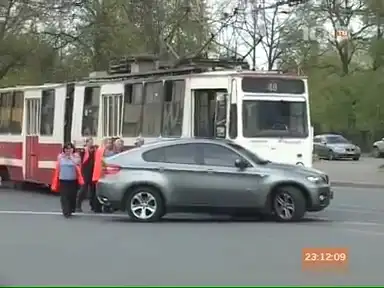 Американец из Нью-Джерси на BMW X6 подрезал трамвай