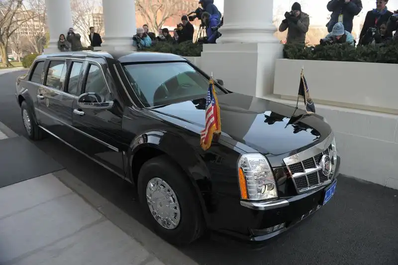 Лимузин Обамы застрял на выезде из посольства