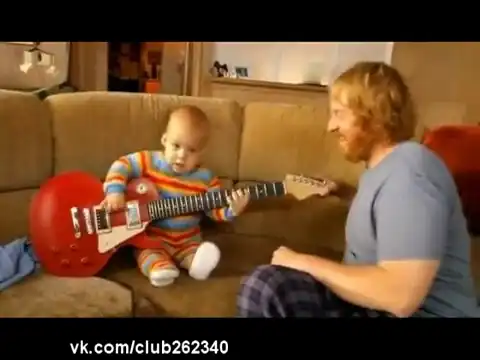Малыш шпарит на гитаре
