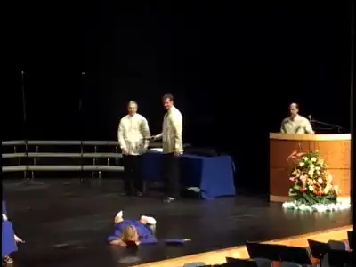Неудачный танец при получении выпускного диплома