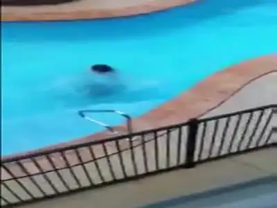 Неудачный прыжок с балкона в бассейн