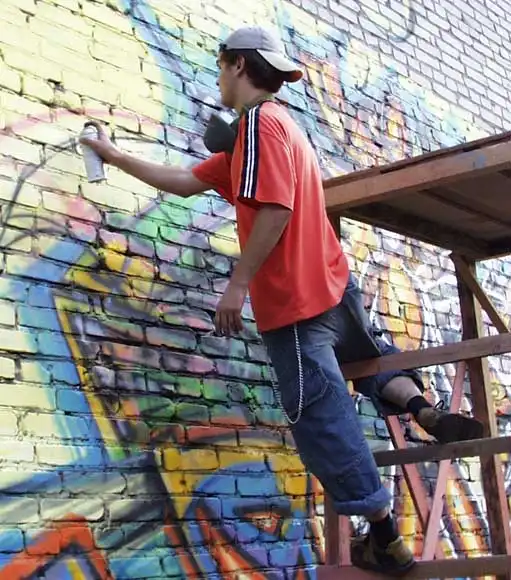 Почему не стоит закрашивать граффити на стенах