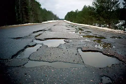 ГОСТ на ямы решил одну из двух российских проблем – плохие дороги теперь хорошие