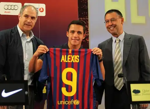 Алексис Санчес представлен в качестве игрока "Барселоны"
