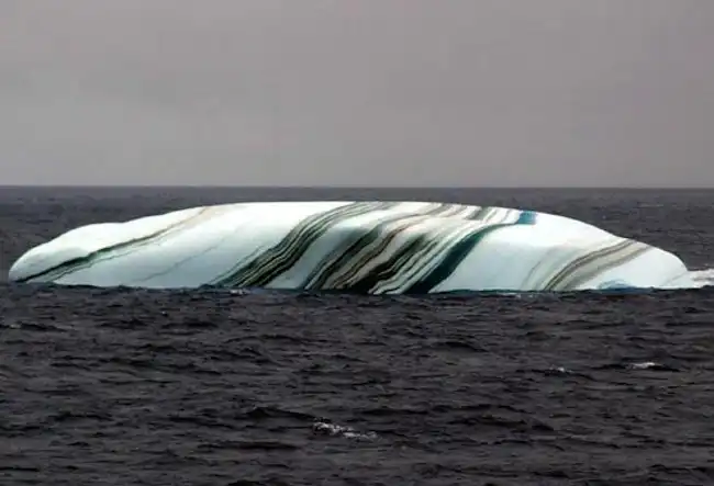 Айсберги тоже бывают полосатыми (3 фото)