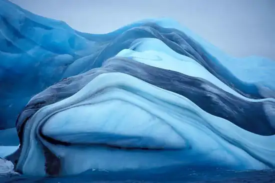 Айсберги тоже бывают полосатыми (3 фото)
