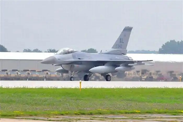 Самолет F-16 совершил экстремальную посадку