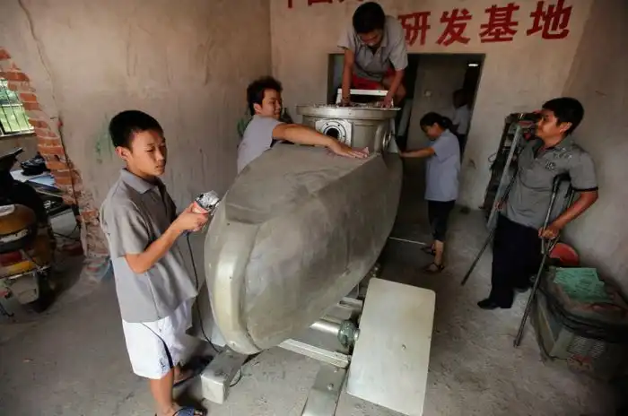 Китайский крестьянин сделал миниатюрную подводную лодку