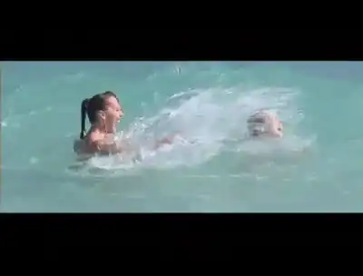 Две девушки дурачатся со своими купальниками