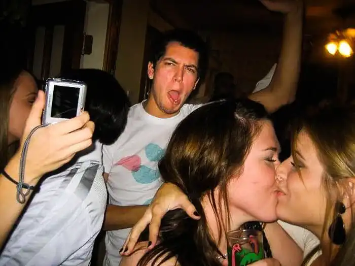 Фотобомбы с целующимися девушками