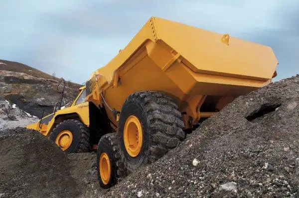 Шарнирно сочлененный самосвал