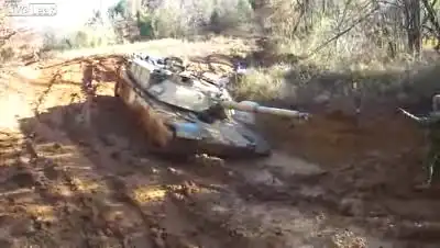 Танк Abrams M1A1 застрял в грязи