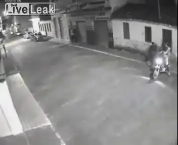 Женщина на мотоцикле врезалась в стену
