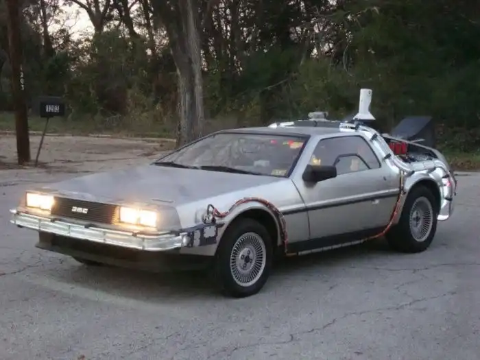 Автомобиль из фильма "Назад в будущее"