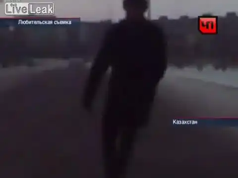 В Казахстане парень бросается под дорогие автомобили