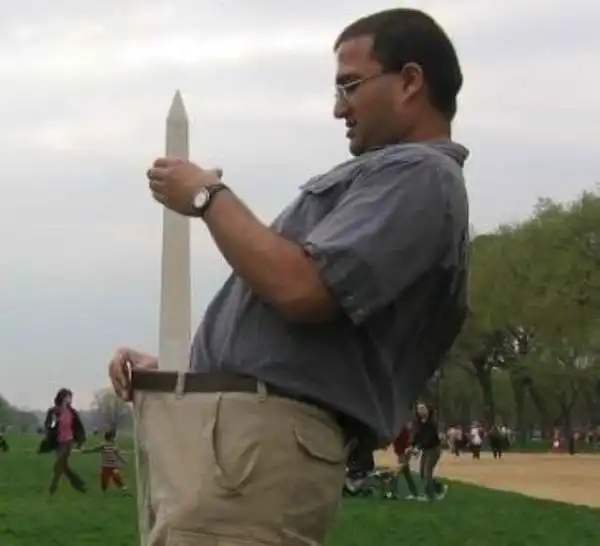 Туристы фотографируются с Монументом Вашингтона