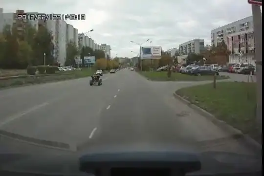 Побег буйного квадроцикла от мотоциклиста