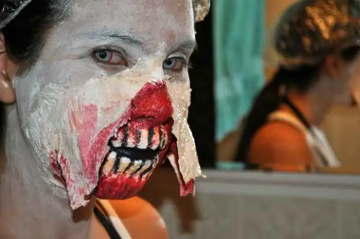 Пугающий и очень реалистичный макияж в стиле зомби