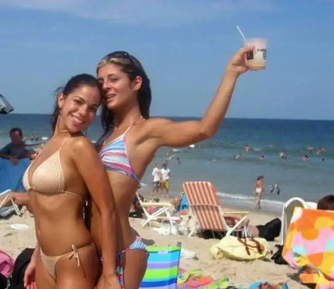 Обнаженные девушки отдыхают на пляже