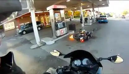 Мотоцикл загорелся во время заправки бензином