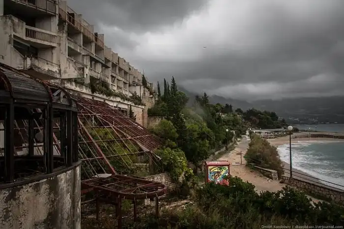 Заброшенный курортный комплекс на побережье Хорватии