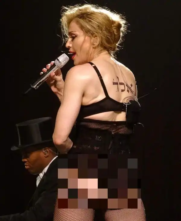 Очередной шокирующий наряд Мадонны на концерте