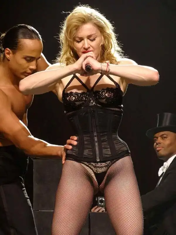 Очередной шокирующий наряд Мадонны на концерте