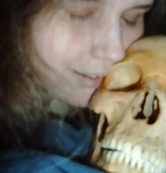 Опубликовано фото некроманки, жившей со скелетом