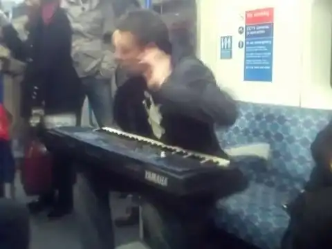 Парень с синтезатором отжигает в вагоне метро