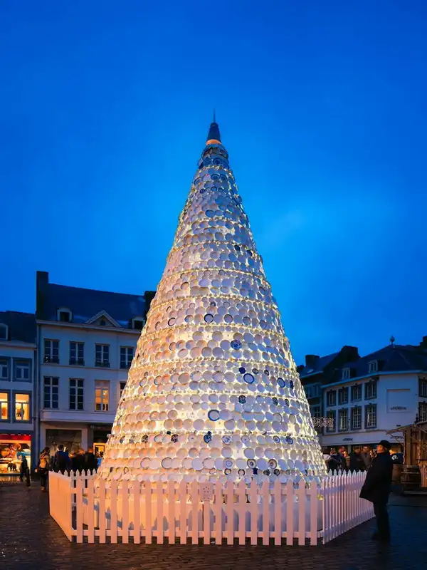 Рождественская елка из фарфора в Бельгии