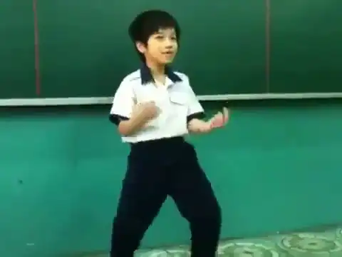 Школьник прикольно танцует Gangnam-Style