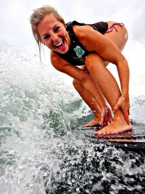 Стройные девушки, которые обожают серфинг