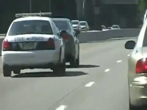 Полицейский троллит водителя за медленную скорость в левом ряду