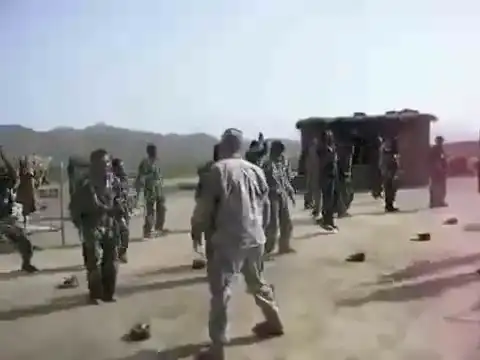 Иракские солдаты учатся прыгать