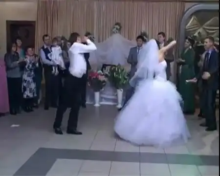 Такой свадебный танец надолго запомнится гостям