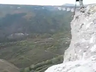 Очень опасный прыжок с парашютом с горы