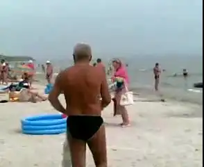 Пьяный на пляже