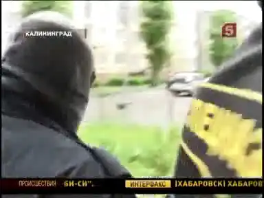 БОЙЦЫ ОМОН ЛОМАЮТ ОКНА