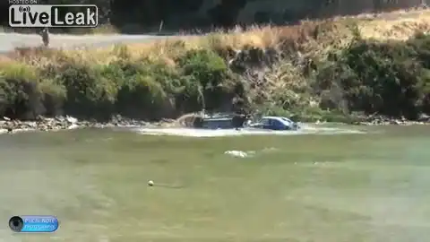 Гоночные машины упали в реку